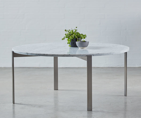 Mølballe Camp Nou Sofabord - Hvid Carrara Marmor - Rustfri Stål - 55 cm. / Ø120cm.