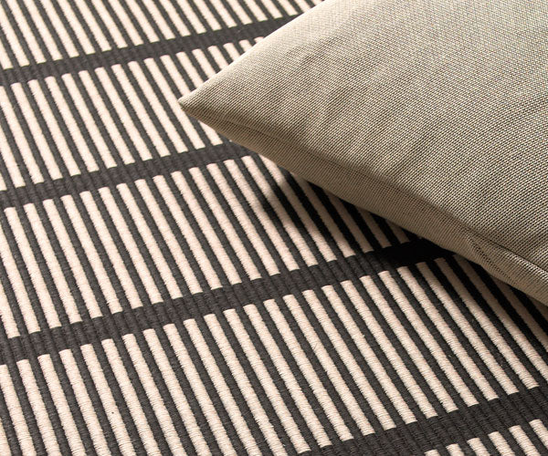 Woodnotes Cutstripe Tæppe - 80x300cm - Black Natural (som vist på billede)